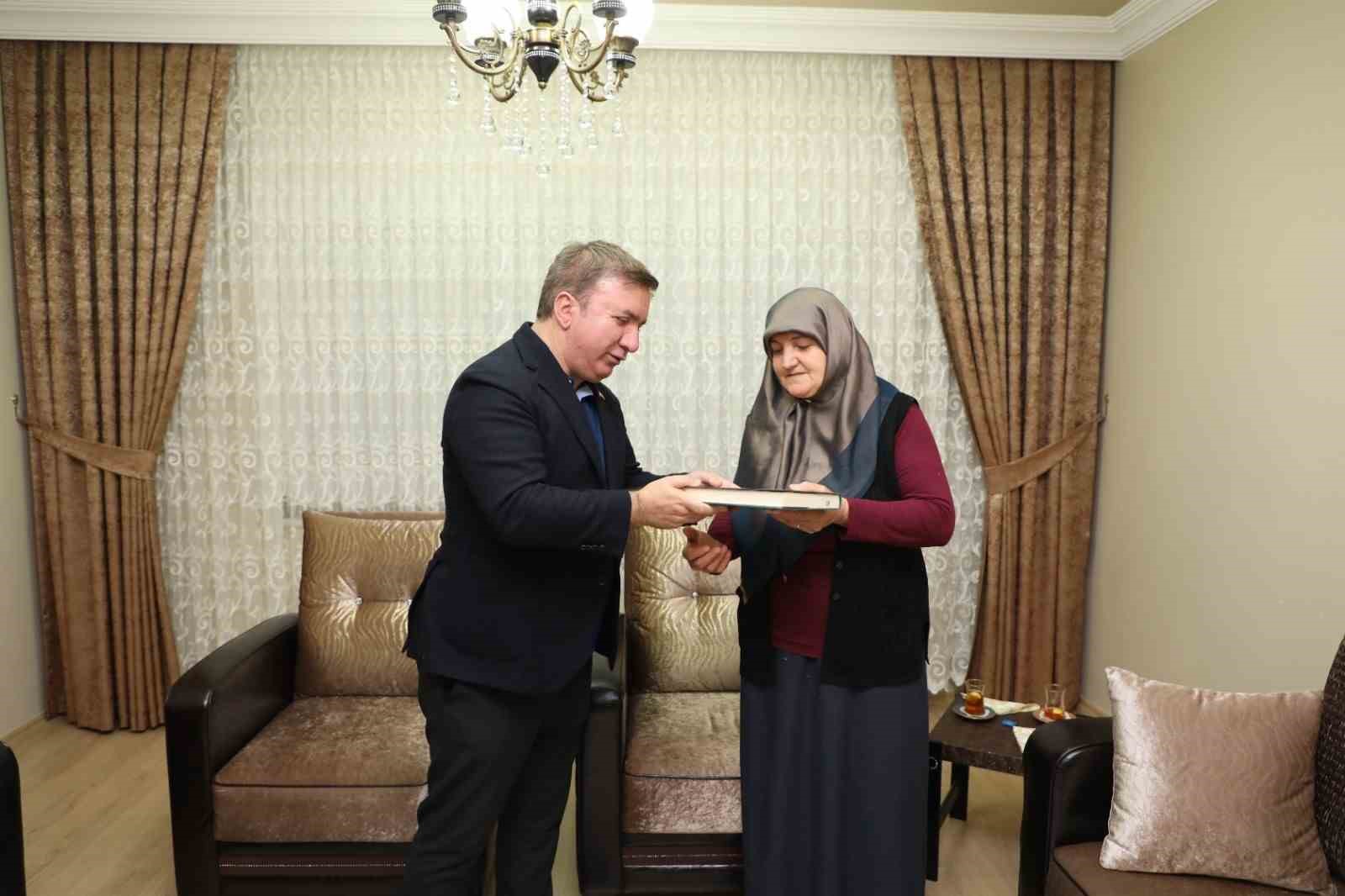 Vali Aydoğdu şehit annesini ziyaret etti
