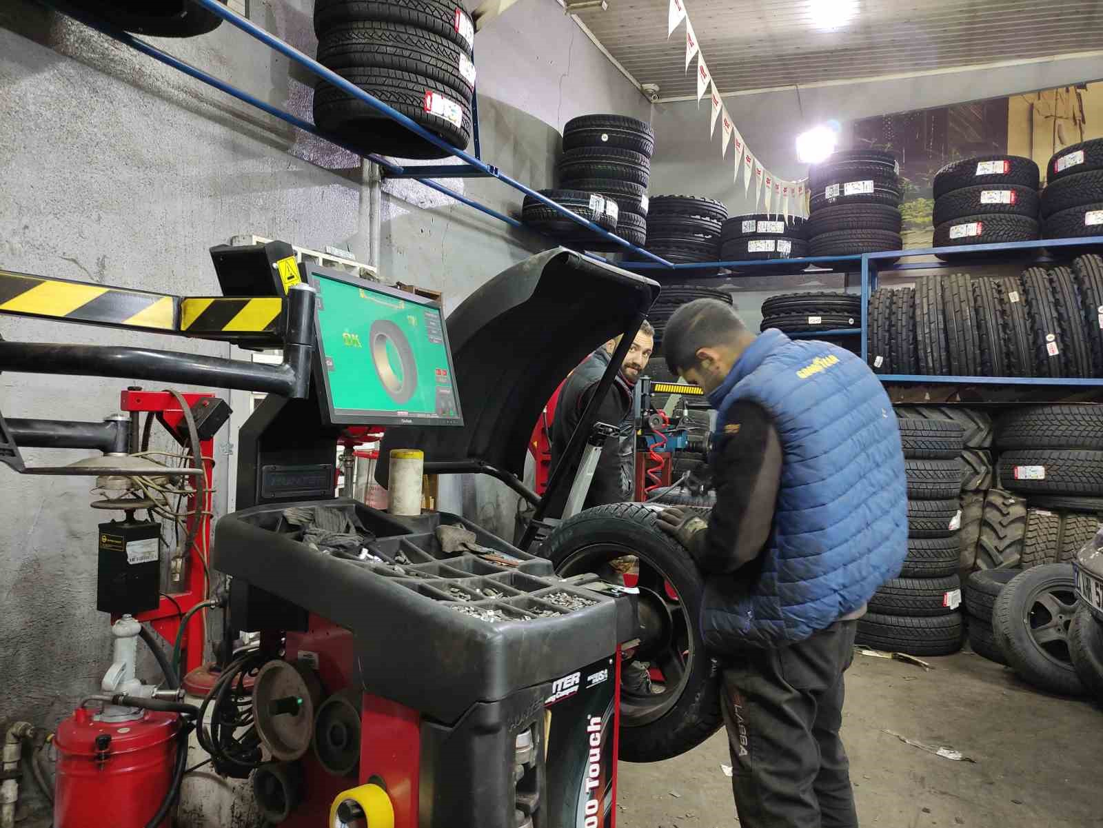 Ardahan&rsquo;da lastik&ccedil;ilerin &rsquo;kış lastiği&rsquo; mesaisi başladı
