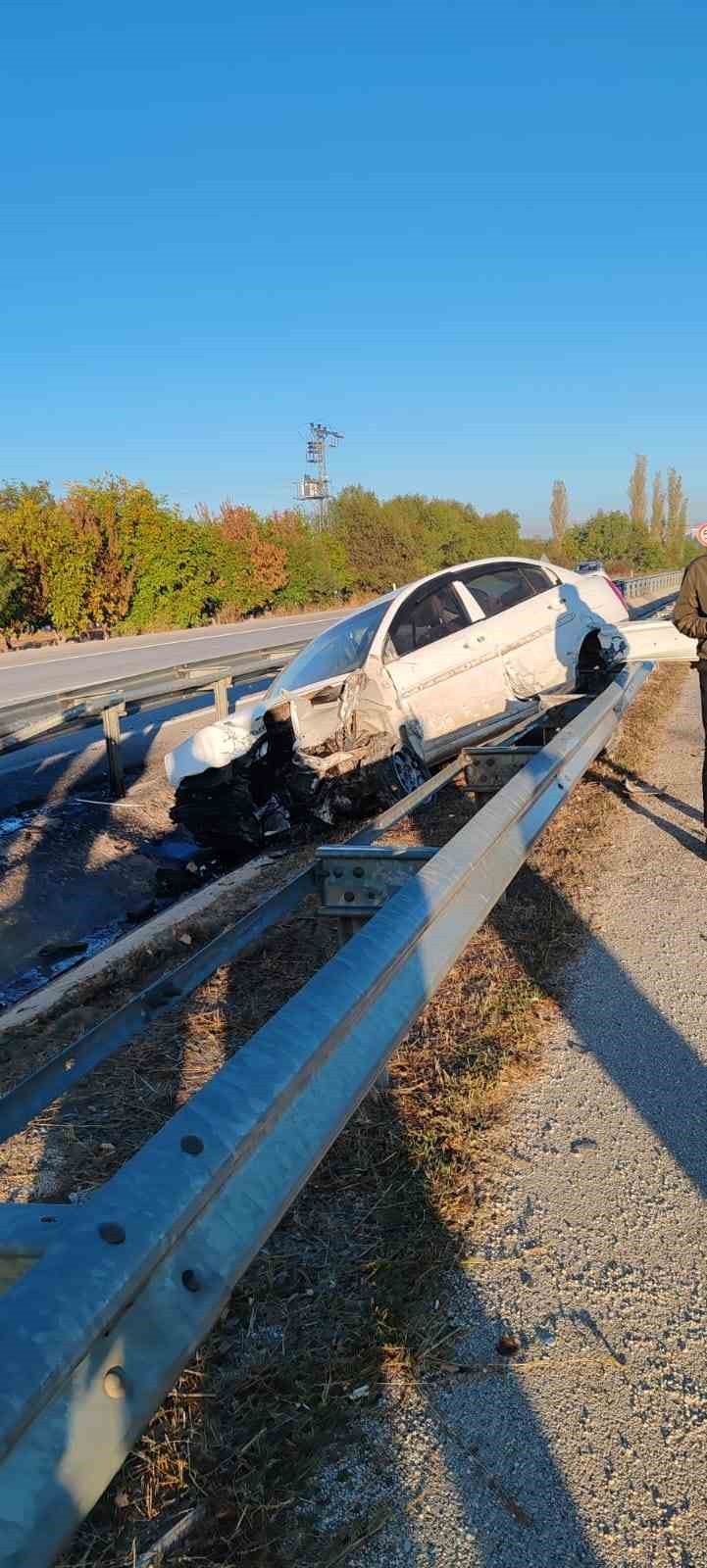 Burdur’da kontrolden çıkan otomobile refüje çıktı, 6 yaralı