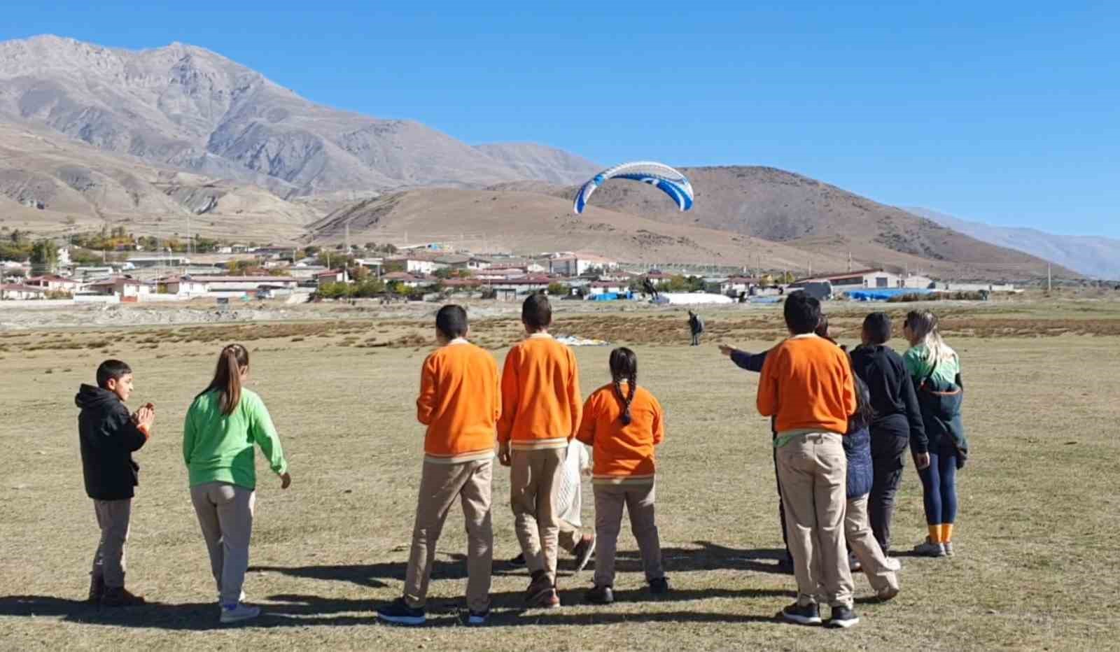 &Ouml;zel &ccedil;ocukların adrenalin dolu yama&ccedil; paraş&uuml;t&uuml; deneyimi
