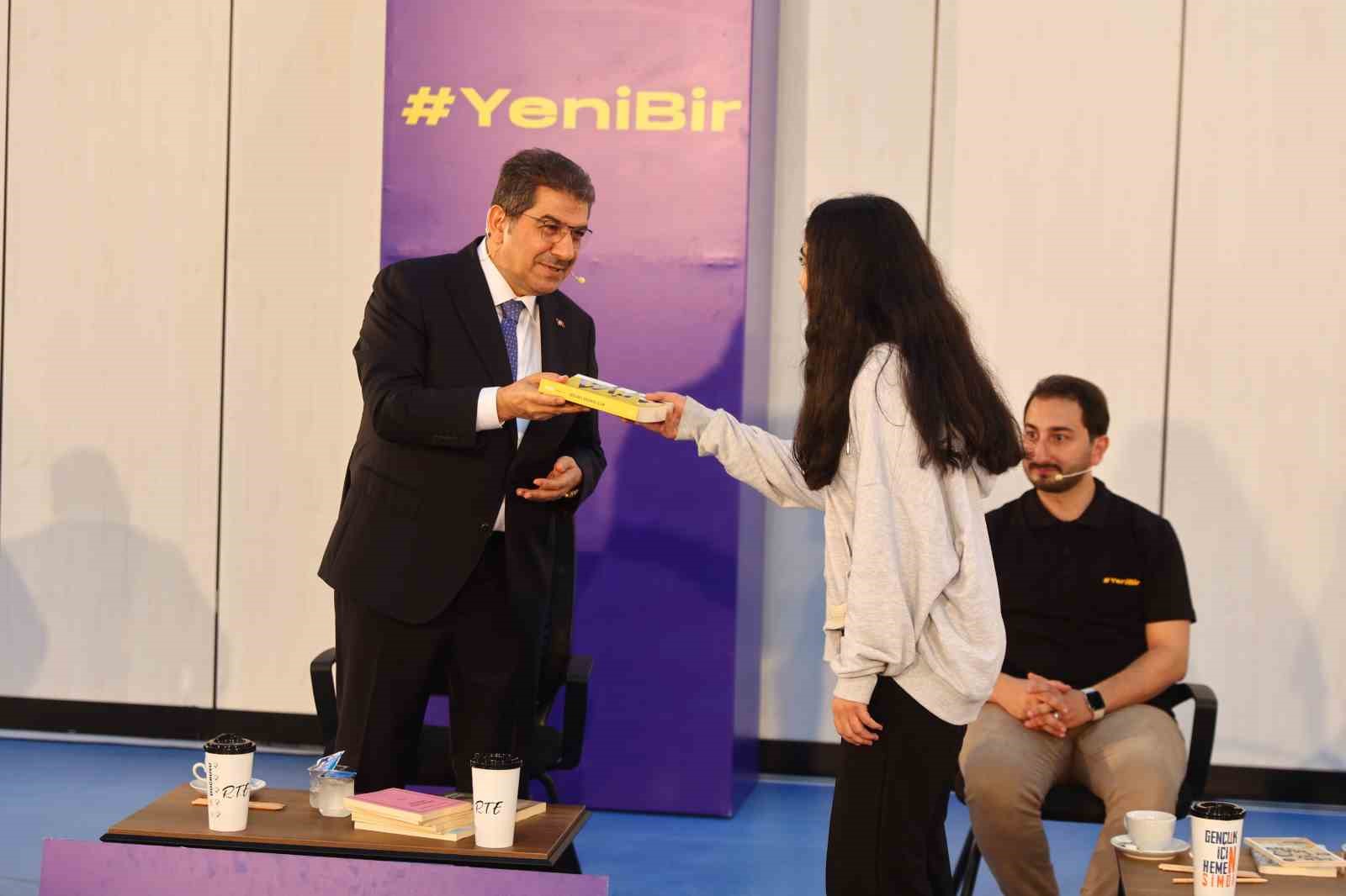 Esenler&rsquo;de &uuml;niversiteye hazırlanan gen&ccedil;lere hazırlık seti hediye ediliyor
