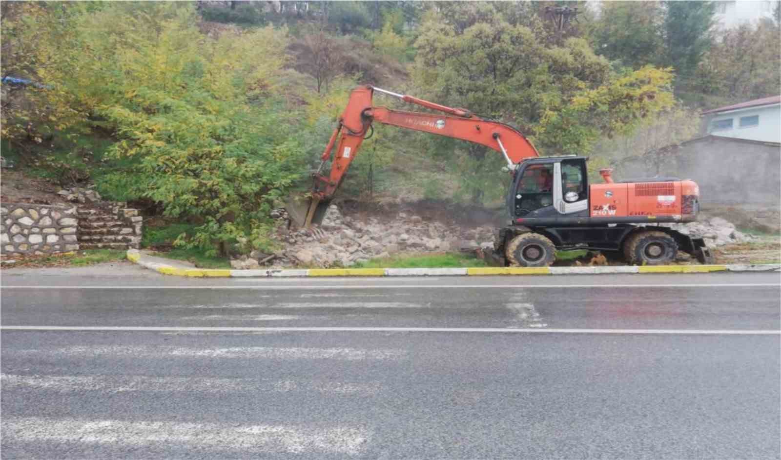 Tunceli’de metruk binalar yıkılıyor