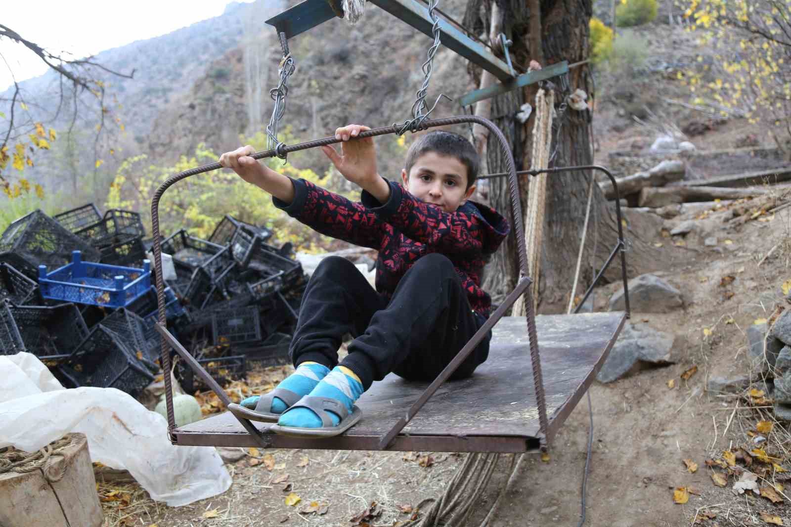 Artvin’de köprü baraj suları altında kalınca köylüler ulaşımı teleferikle sağlıyor
