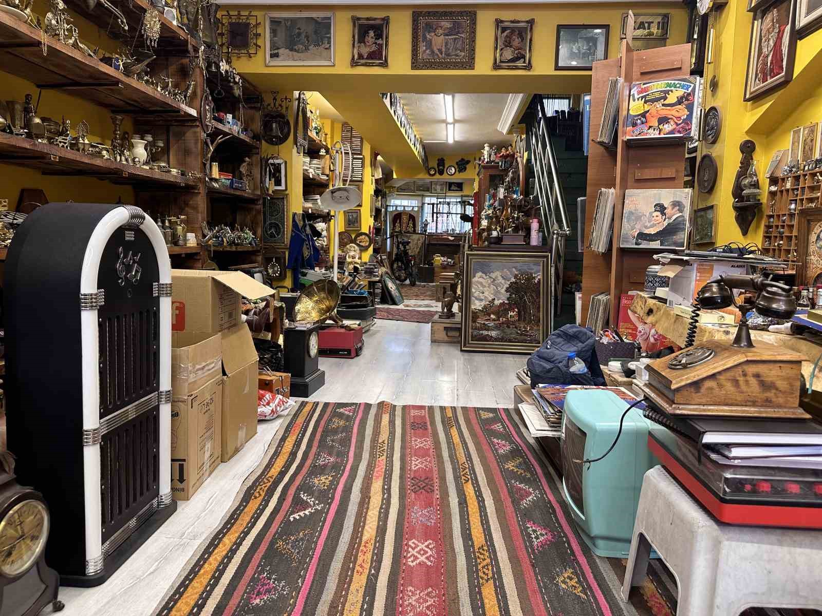 Doğum gününe ait takvim yaprağını antika dükkânına astı