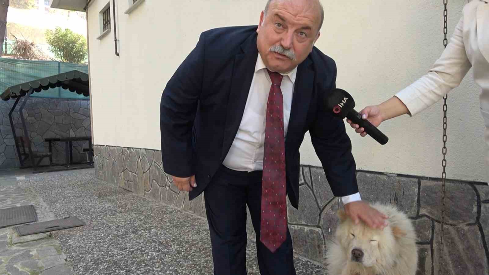 "Mike", minnet borcunu kurtarıcılarının bek&ccedil;i k&ouml;pekliğini yaparak &ouml;d&uuml;yor

