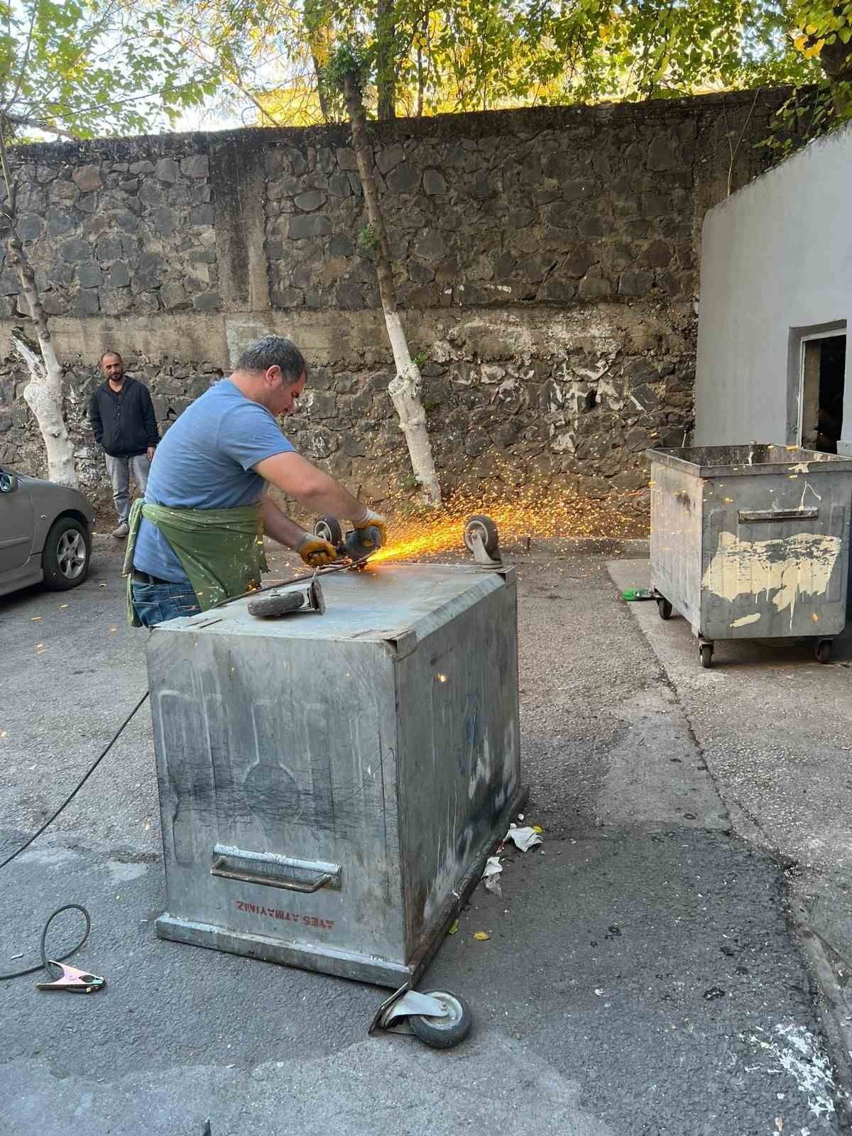 Bağlar&rsquo;da &ccedil;&ouml;p konteynerleri bakıma alındı
