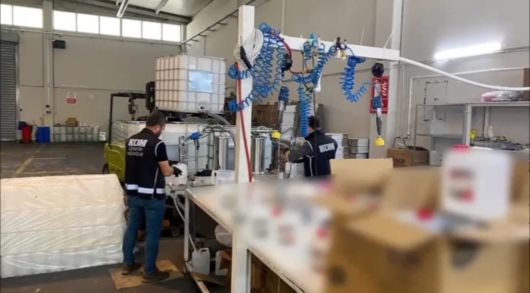 İzmir&rsquo;de 10 milyon liralık taklit etiketli etil alkol ele ge&ccedil;irildi
