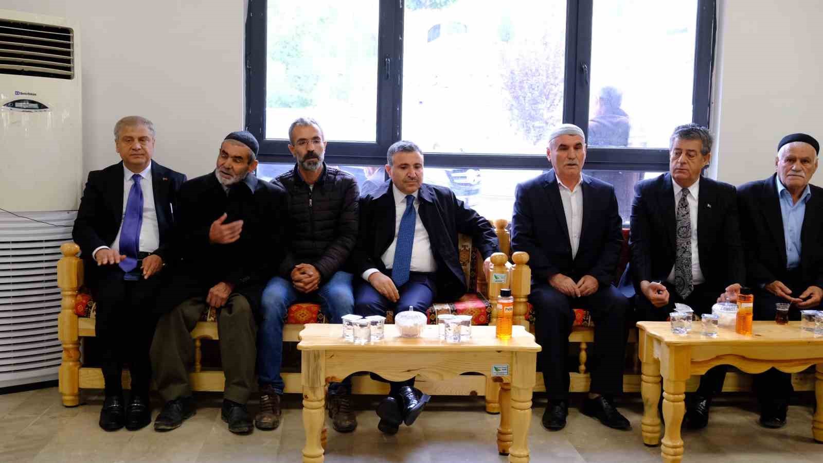 Şırnak Valisi Atay, yangında &ouml;len &ccedil;ocuğun taziyesine katıldı
