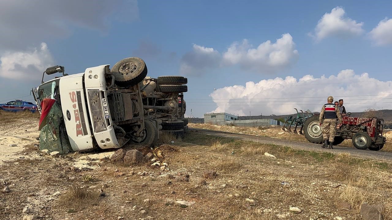 Kilis’te kum yüklü kamyon devrildi: 1 yaralı