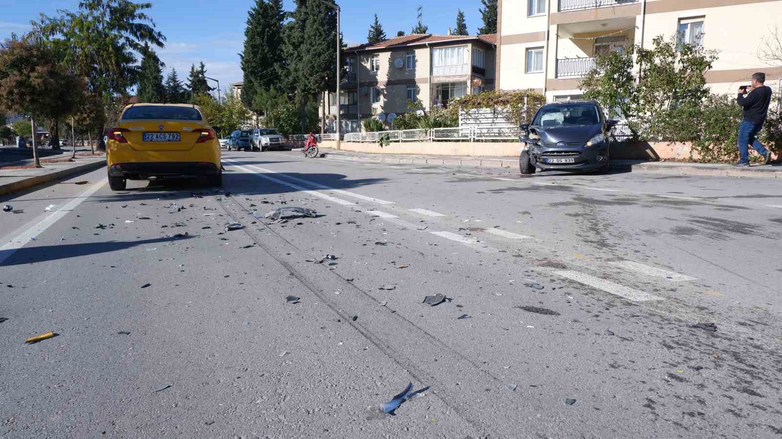 Edirne&rsquo;de iki otomobil &ccedil;arpıştığı kazada metrelerce fren izi: 2 yaralı
