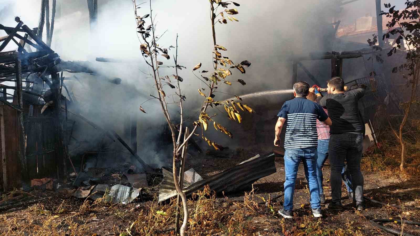 Ocaktan çıkan yangın evi kullanılamaz hale getirdi