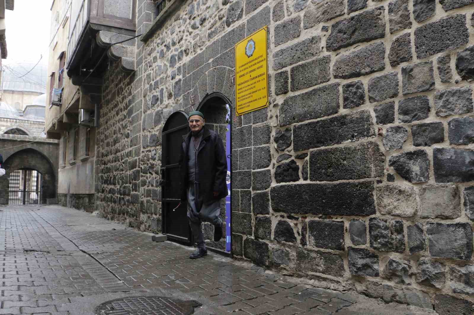 Binlerce yıllık geleneğin s&uuml;rd&uuml;r&uuml;ld&uuml;ğ&uuml; "Dengbej Evi" g&uuml;nde bin turist ağırlıyor
