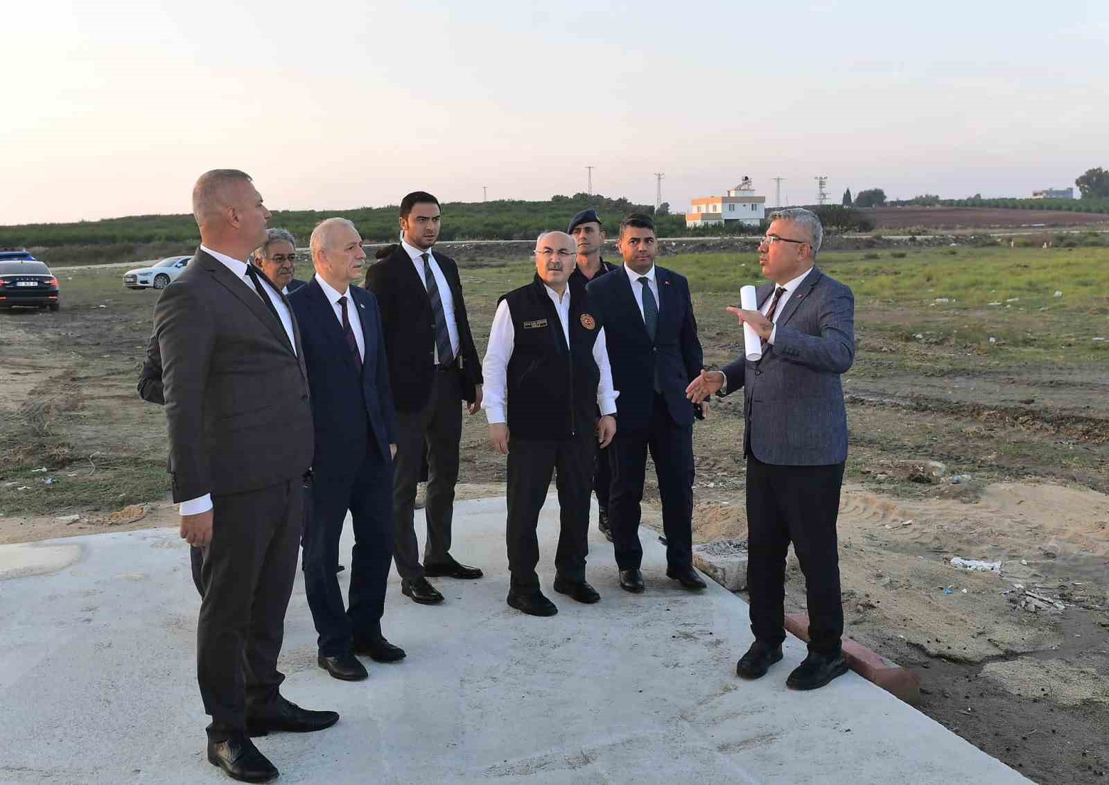 Vali K&ouml;şger, Karataş Tarıma Dayalı Sera ve Su &Uuml;r&uuml;nleri OSB&rsquo;lerinde incelemelerde bulundu
