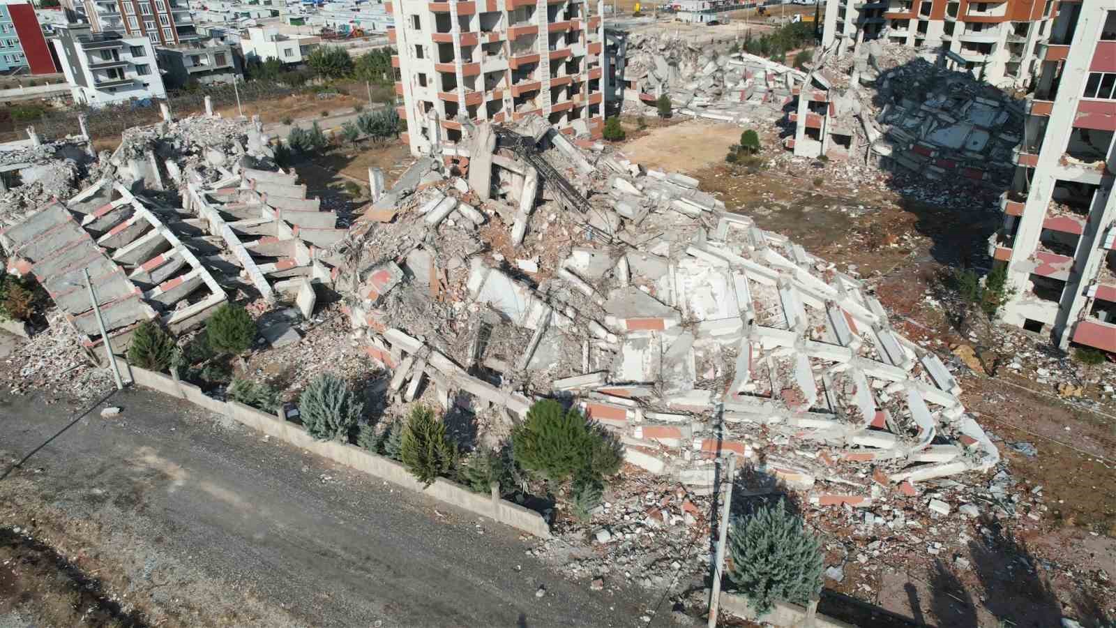 Adıyaman’da binalar tek tek yıkılıyor