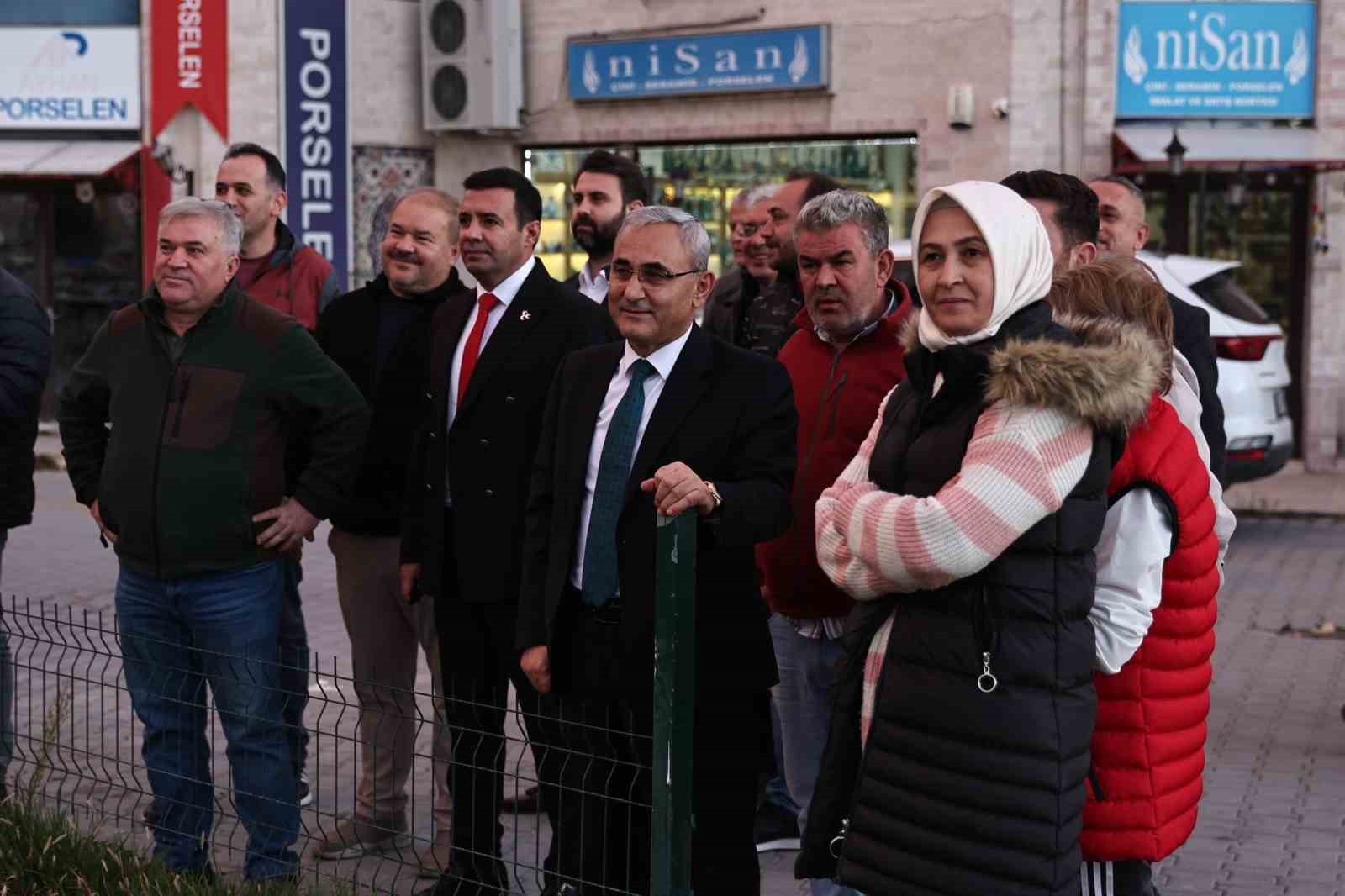K&uuml;tahya Kervansarayı ile &Ccedil;iniciler &Ccedil;arşısının &ouml;n&uuml;n&uuml; kapatan balık restoran yıkıldı

