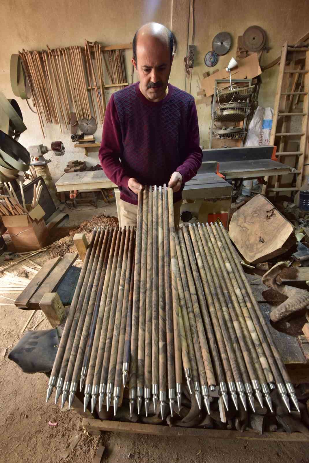 Bin yıllık ceviz ağa&ccedil;ları sanat eseri bastonlara d&ouml;n&uuml;ş&uuml;yor
