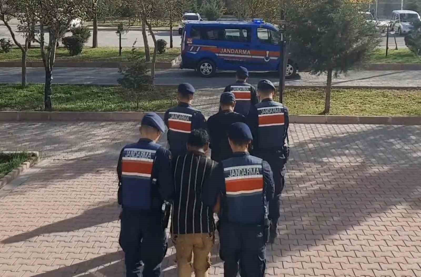 Aksaray&rsquo;da uyuşturucu tacirlerine jandarma baskını
