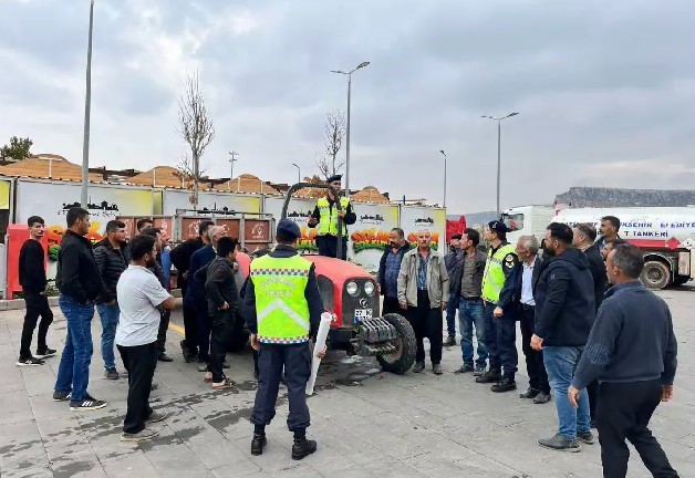 Jandarma 86 traktör sürücüsüne reflektif yelek dağıttı