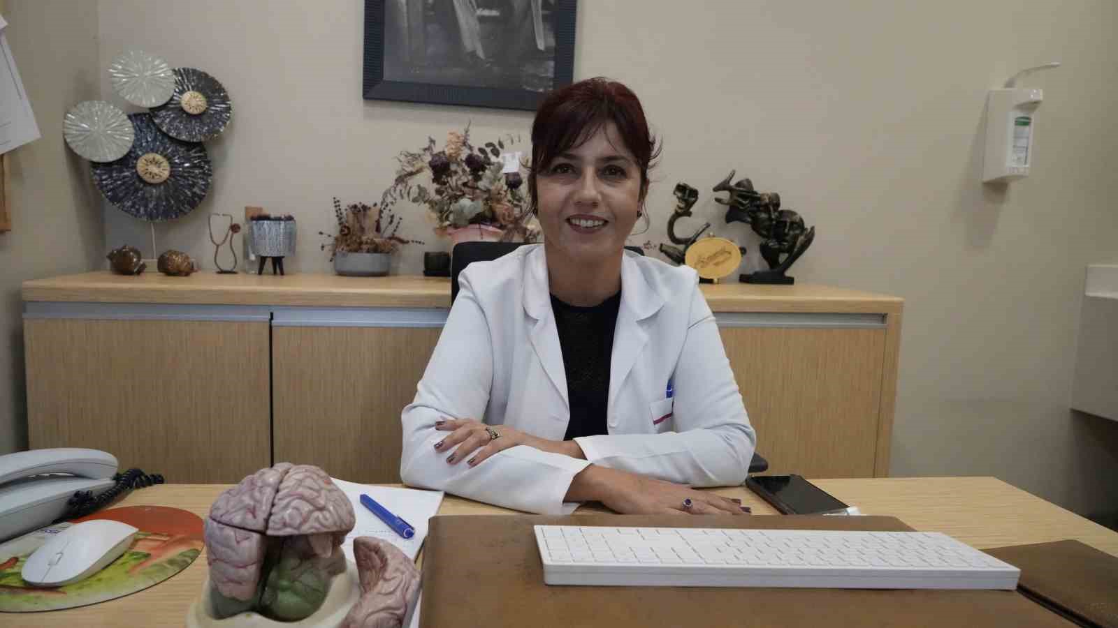 Prof. Dr. Bi&ccedil;er: "Diren&ccedil;li hastalarda epilepsi pili n&ouml;betleri yarı yarıya azaltıyor"
