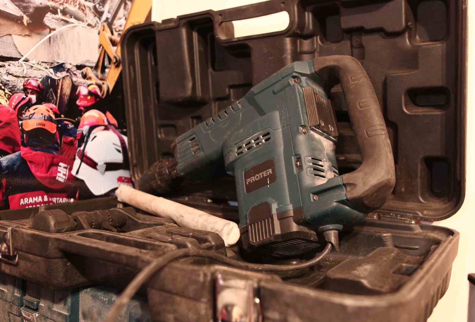 İsrailli ekip deprem b&ouml;lgesinden arama kurtarma ekipmanları &ccedil;almış
