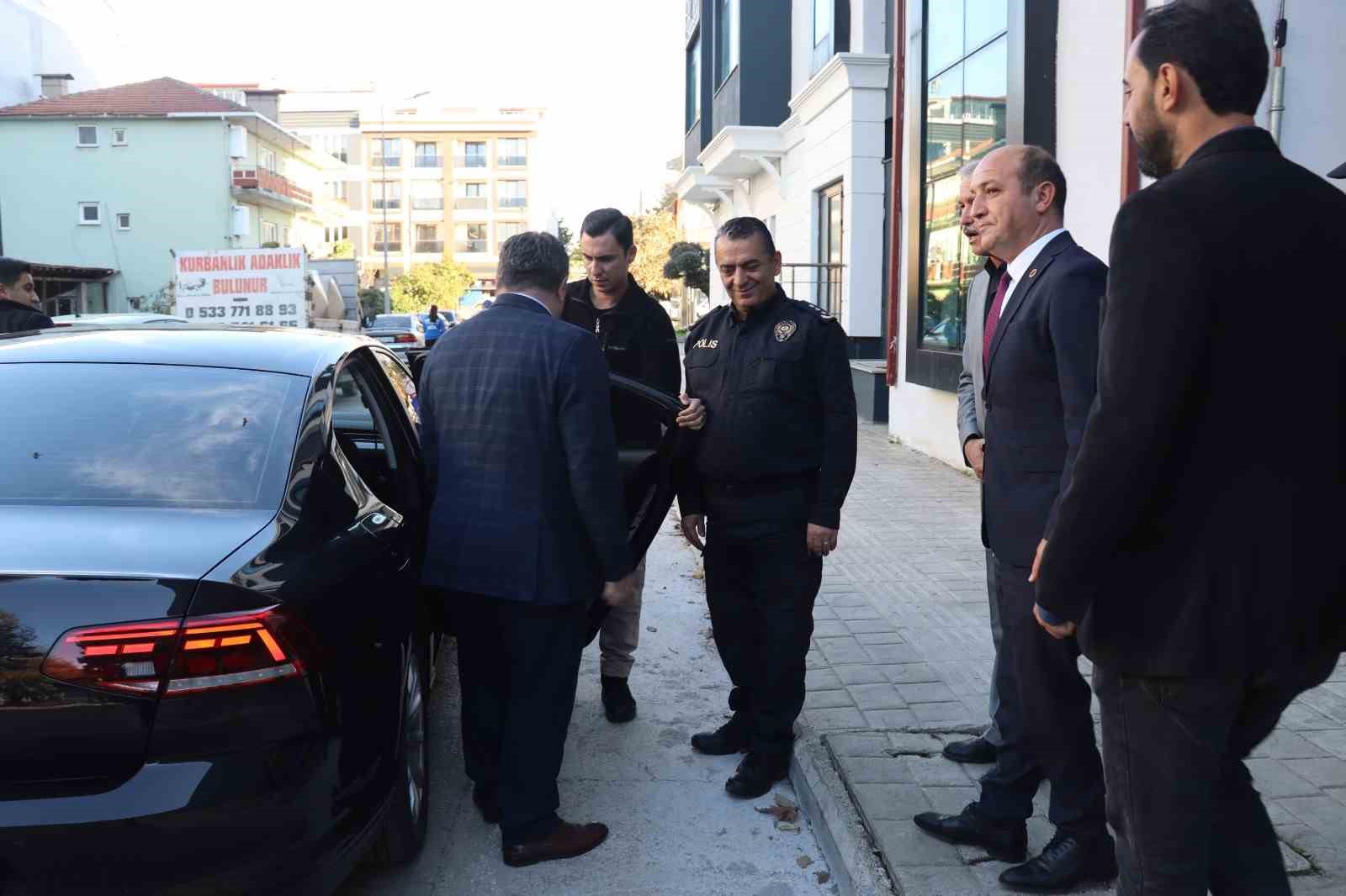 M&uuml;d&uuml;r G&ouml;z&uuml;m, Altınova&rsquo;da muhtarlarla bir araya geldi.
