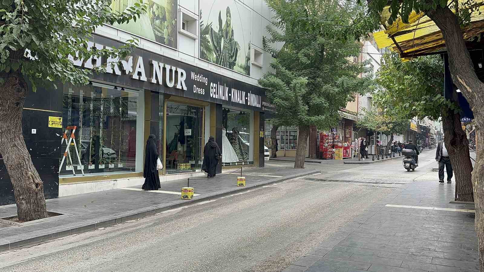 Gaziantep’te kaldırımda yürüyen 2 kadın ile bebeğe araba çarptı