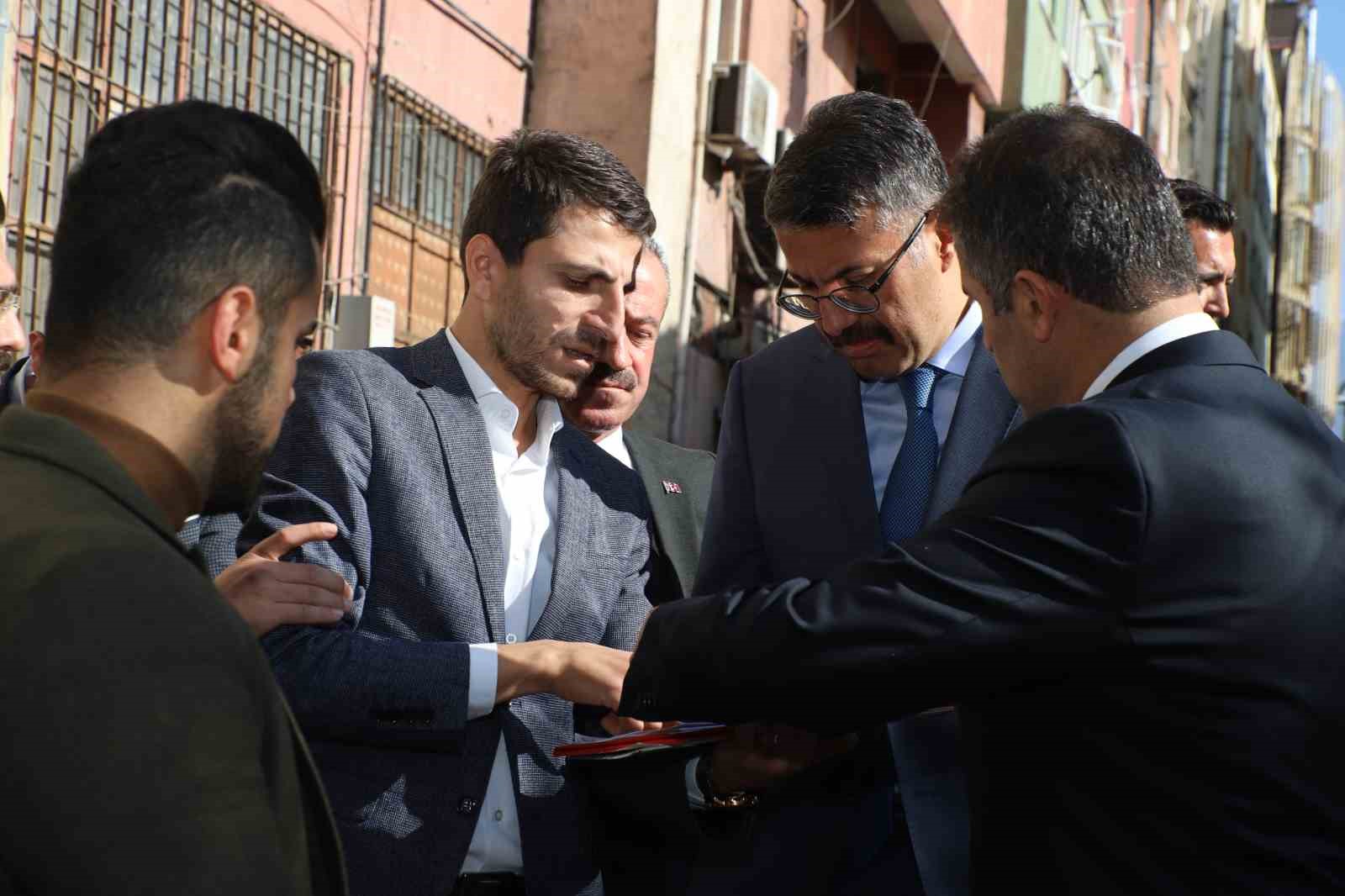 Vali Çelik vatandaşlarla çay içti