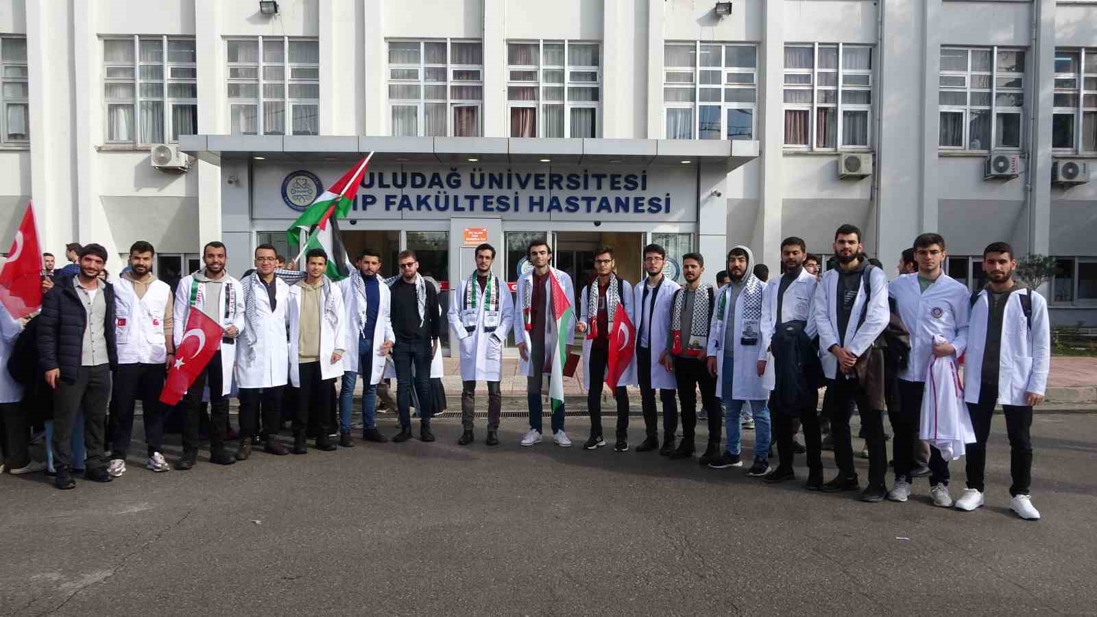 Doktorlar ve tıp öğrencileri Gazze’deki hastane katliamına isyan etti