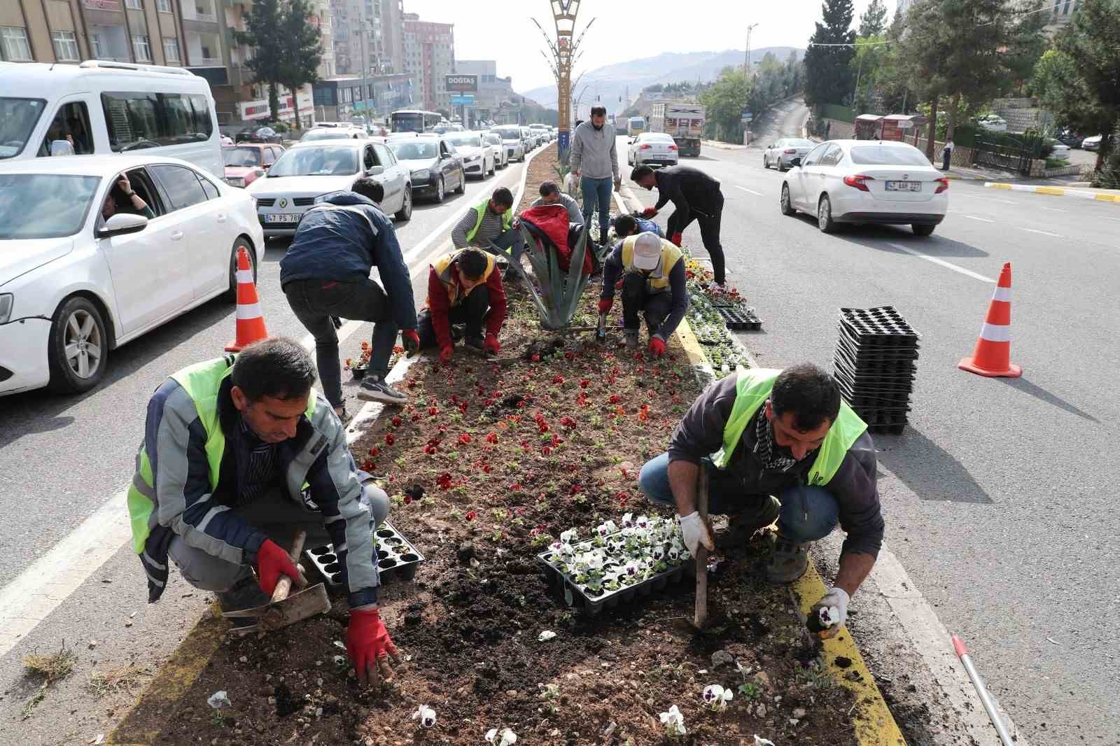 Mardin&rsquo;de 110 bin &ccedil;i&ccedil;ek kavşak ve ref&uuml;jlere dikildi
