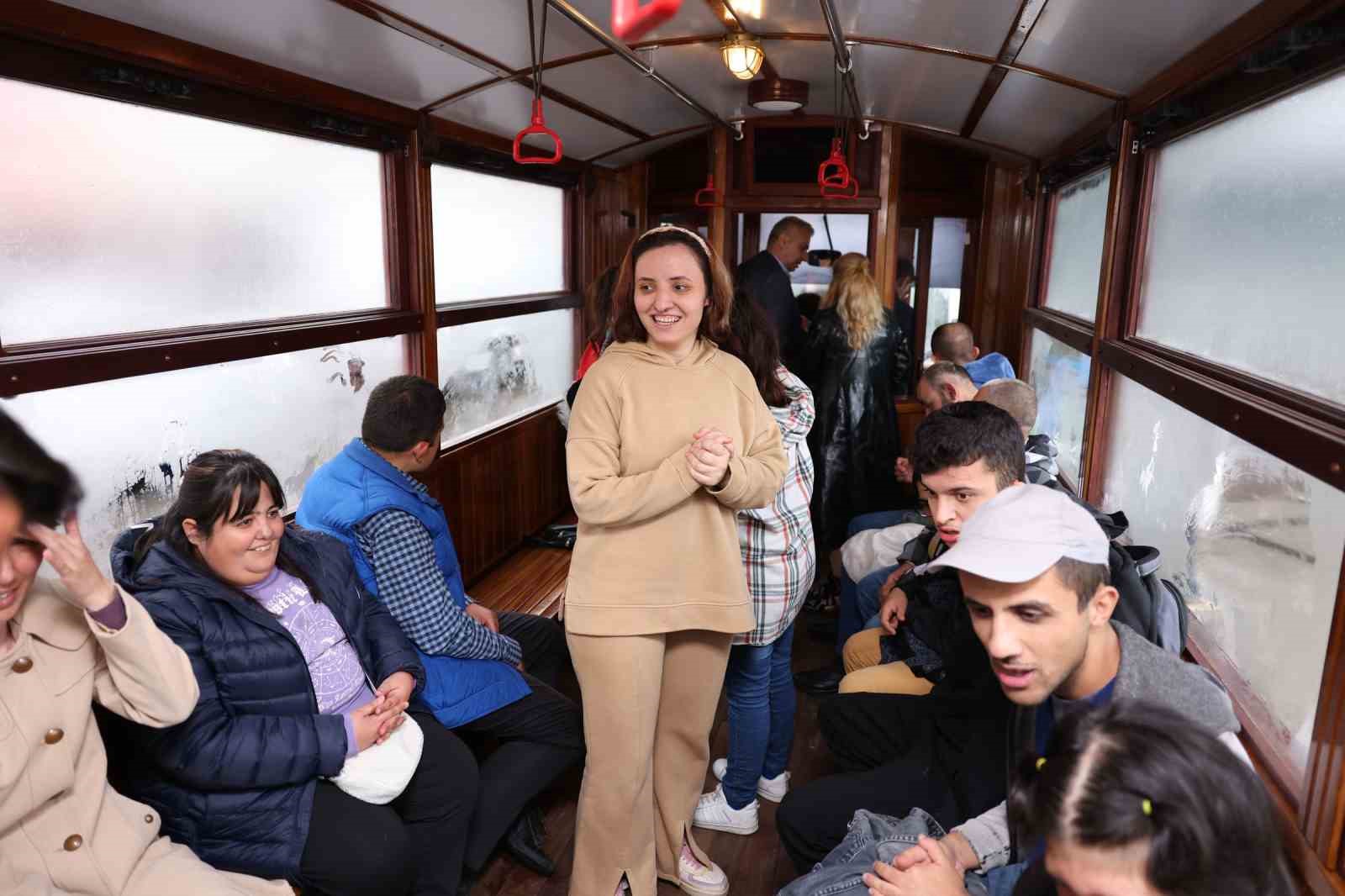 G&ouml;lbaşı&rsquo;nda uyum &ouml;ğrencileri nostaljik tramvayla il&ccedil;eyi turladı
