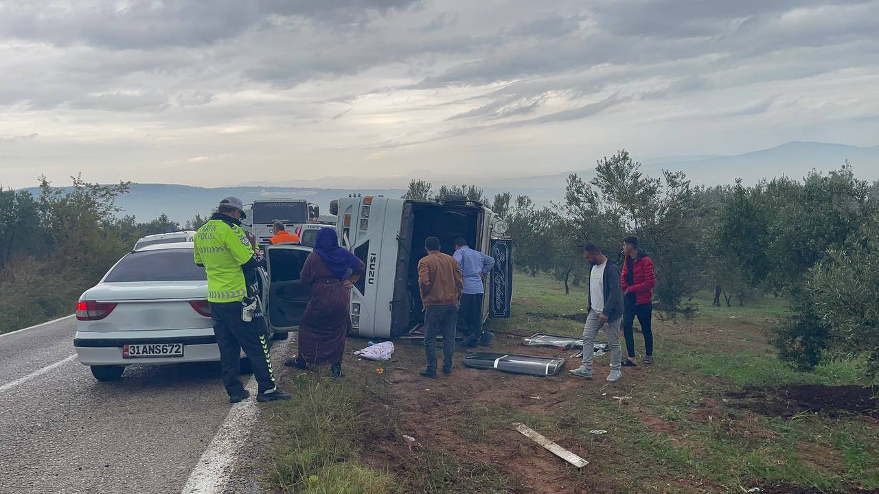 Osmaniye’de servis minibüsü kaza yaptı: 2 yaralı
