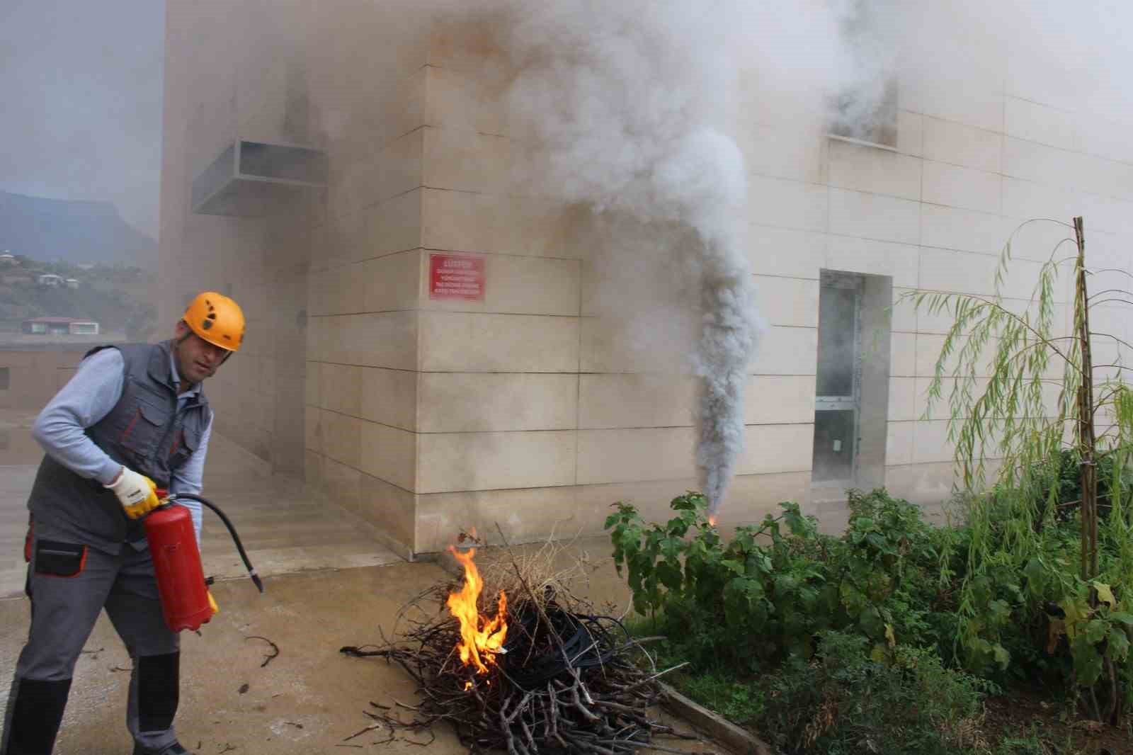 Derecik Devlet Hastanesi&rsquo;nde deprem ve yangın tatbikatı yapıldı
