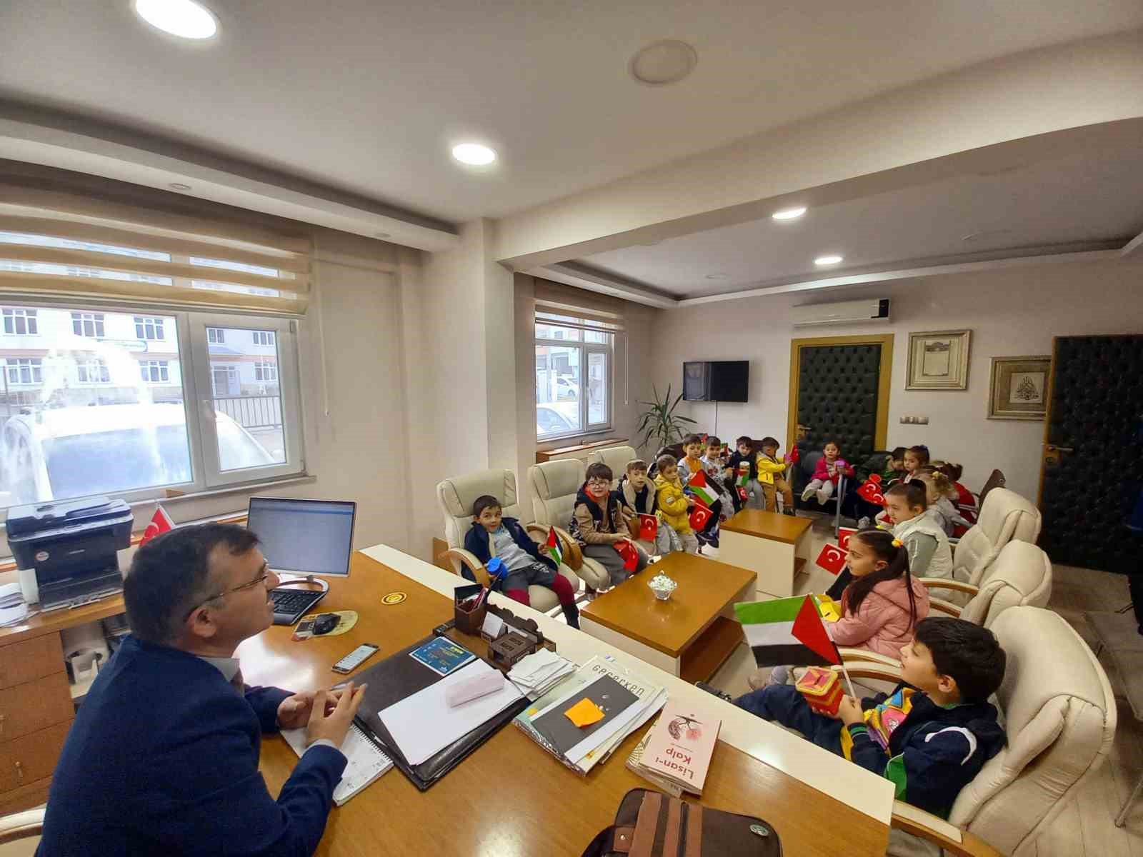 Minik &ouml;ğrenciler Filistinli kardeşlerini unutmadı
