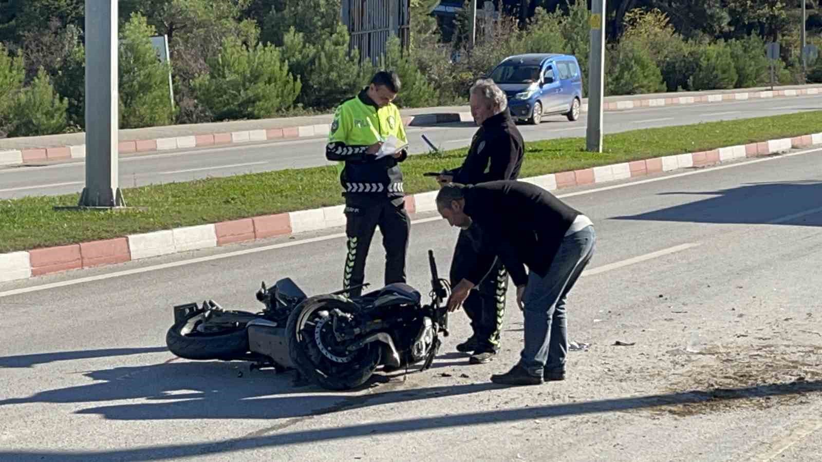 Kamyona arkadan &ccedil;arpan motosiklet s&uuml;r&uuml;c&uuml;s&uuml; ağır yaralandı
