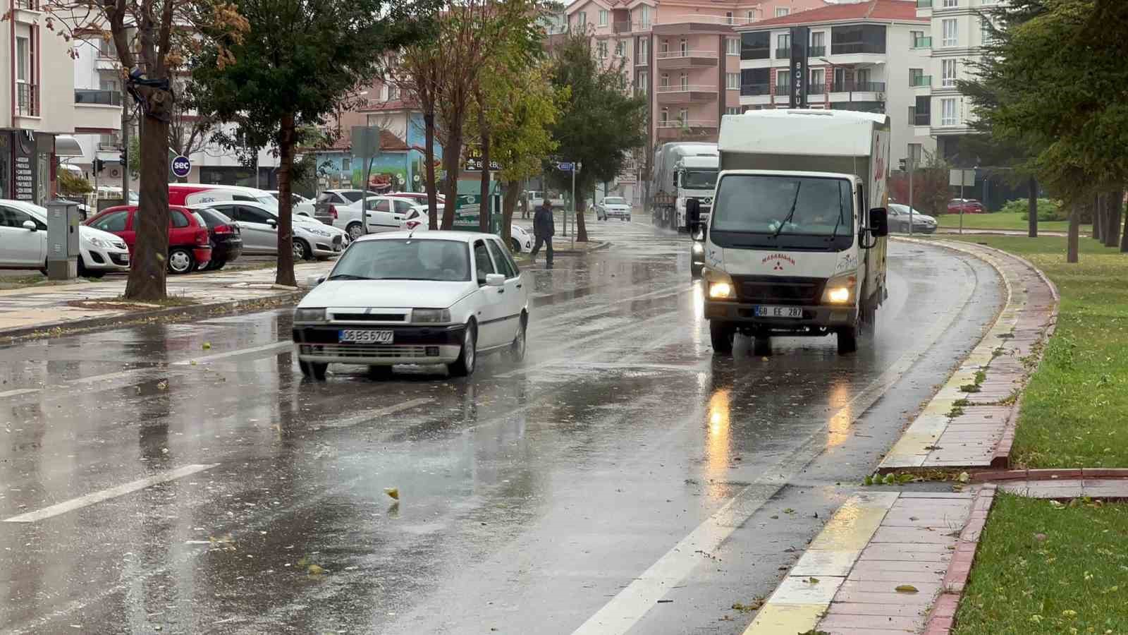 Aksaray&rsquo;da r&uuml;zgar yağmurla birlikte etkisini artırdı
