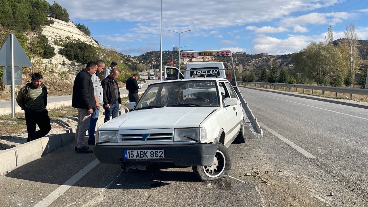 Burdur&rsquo;da kontrolden &ccedil;ıkan otomobil bariyere vurdu: 1 yaralı
