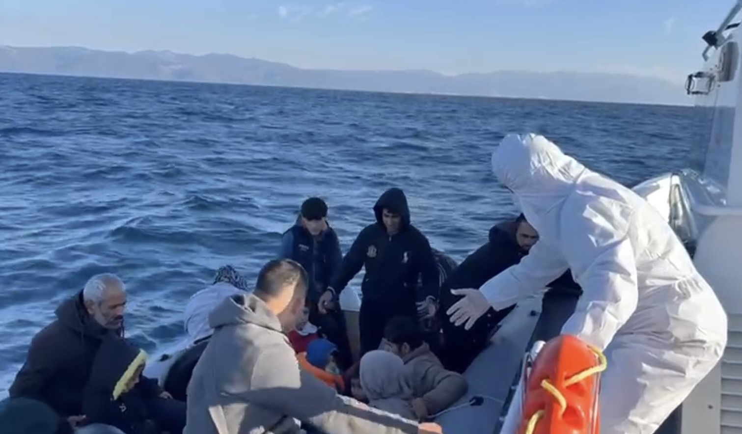 &Ccedil;anakkale&rsquo;de 49 ka&ccedil;ak g&ouml;&ccedil;men yakalandı, 23 ka&ccedil;ak g&ouml;&ccedil;men kurtarıldı
