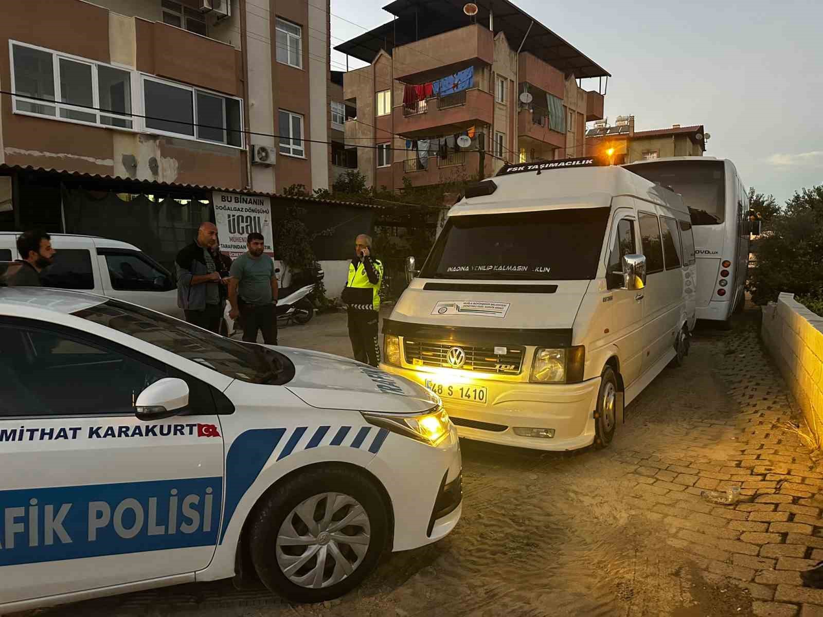 Trafik denetiminden kaçtı, araçta asılı kalan trafik polisi son anda kurtuldu