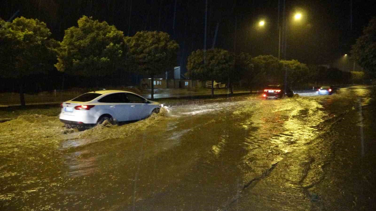 Şiddetli yağış Adıyaman’da etkili oldu: Cadde ve sokaklar göle döndü