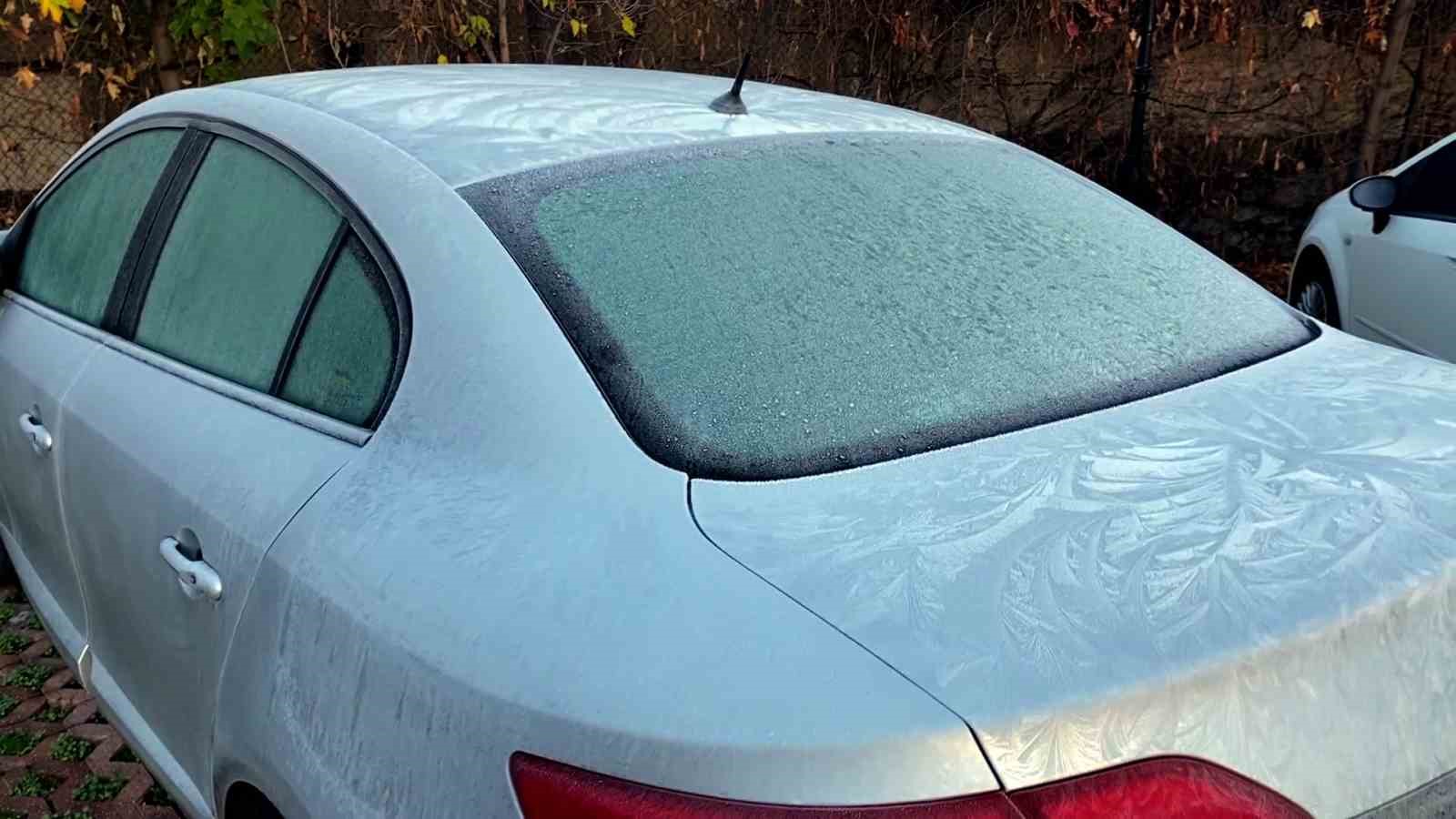 Yozgat’ta soğuk hava etkisini gösterdi, araç camları buz tuttu
