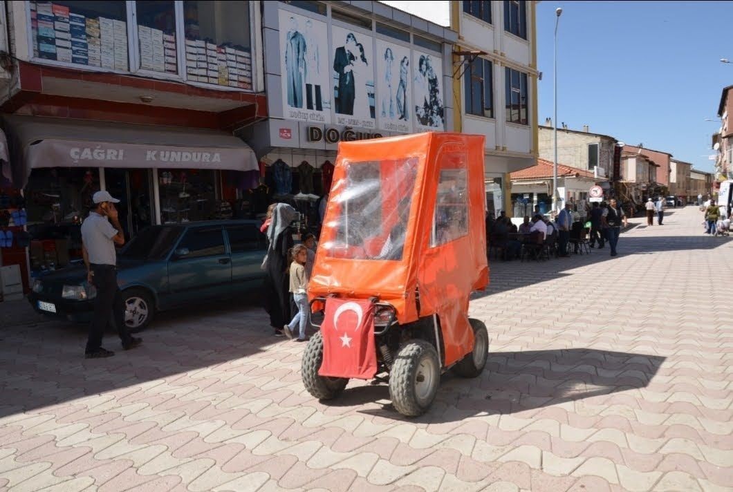 ATV tutkunu Turan dede motoruna g&ouml;z&uuml; gibi bakıyor
