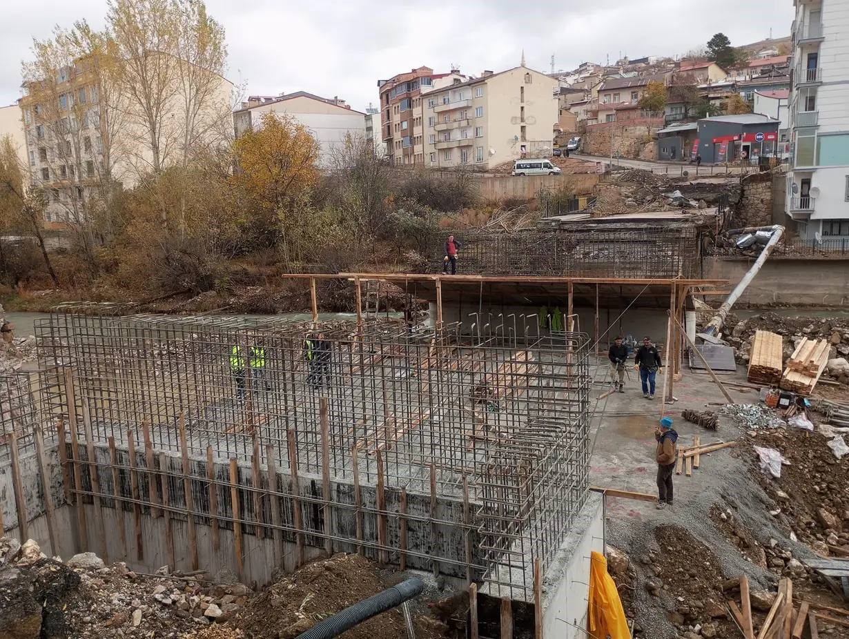 Başkan Pekmezci Taş Köprü inşaat sahasında incelemelerde bulundu
