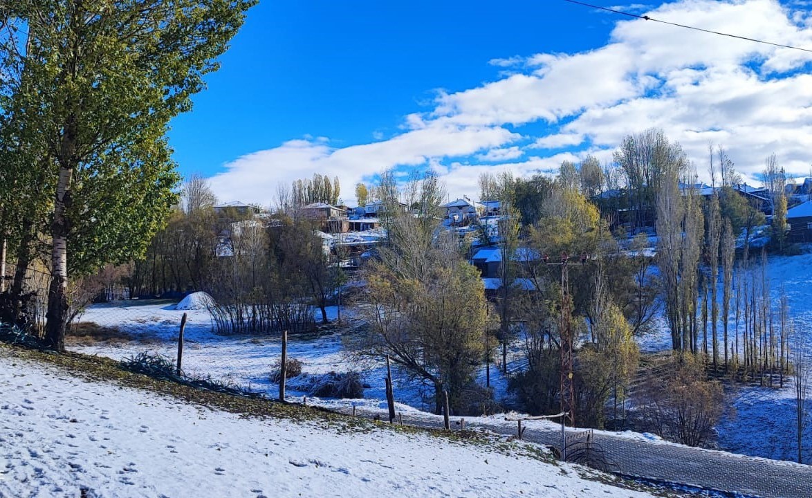 Ahlat&rsquo;ta mevsimin ilk karı yağdı
