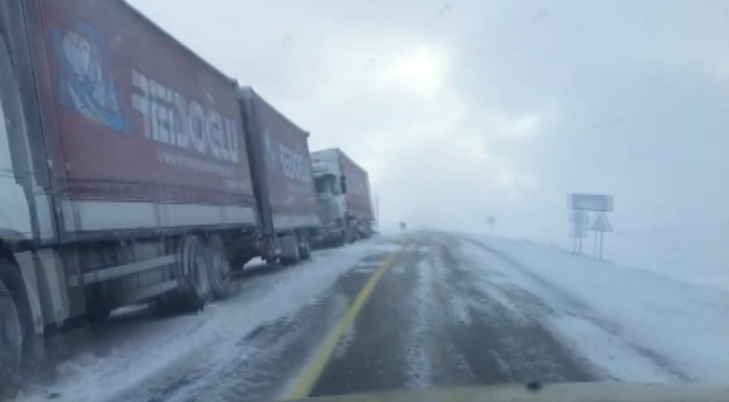 Sahara Geçidi’nde ulaşıma kar engeli
