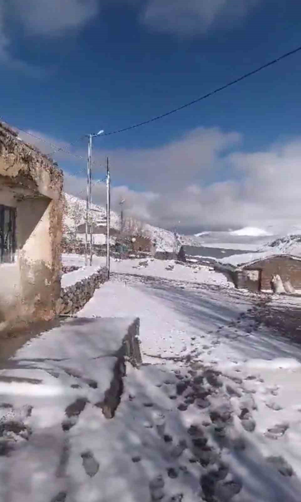 Ağrı’da bazı köyler beyaza büründü