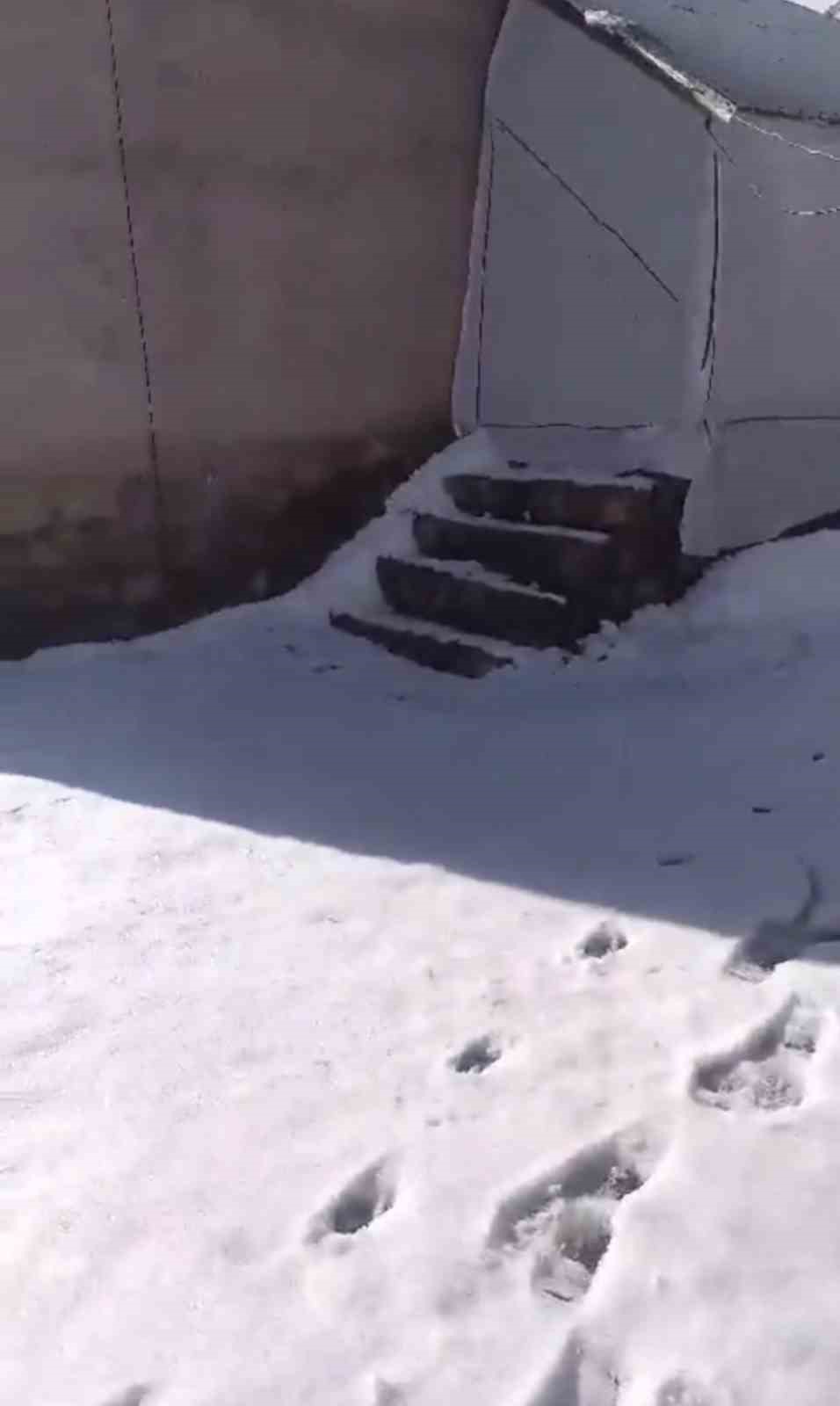 Ağrı&rsquo;da bazı k&ouml;yler beyaza b&uuml;r&uuml;nd&uuml;
