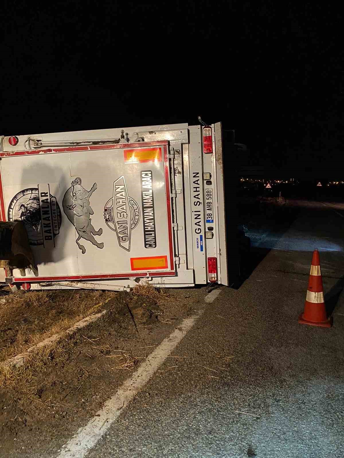 Kırıkkale&rsquo;de tır devrildi: 2 kişi yaralandı, 2 b&uuml;y&uuml;kbaş hayvan telef oldu
