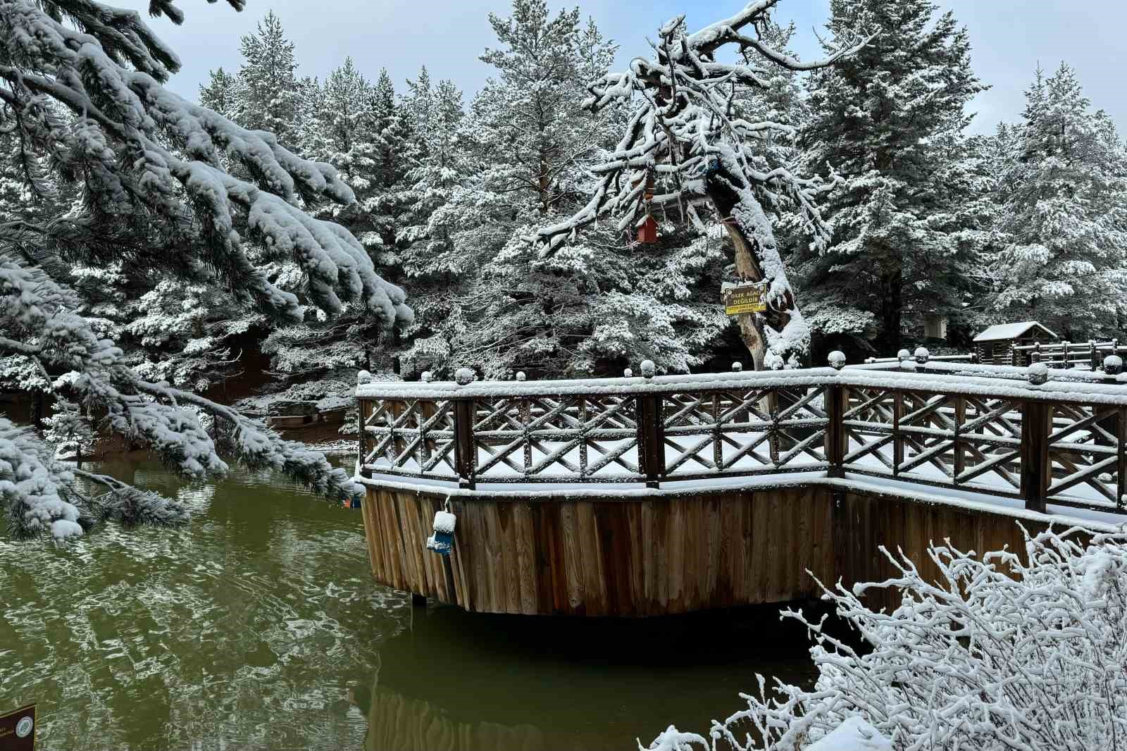 Zigana Dağı&rsquo;nın eteklerindeki Limni G&ouml;l&uuml; beyaz gelinliğini giydi
