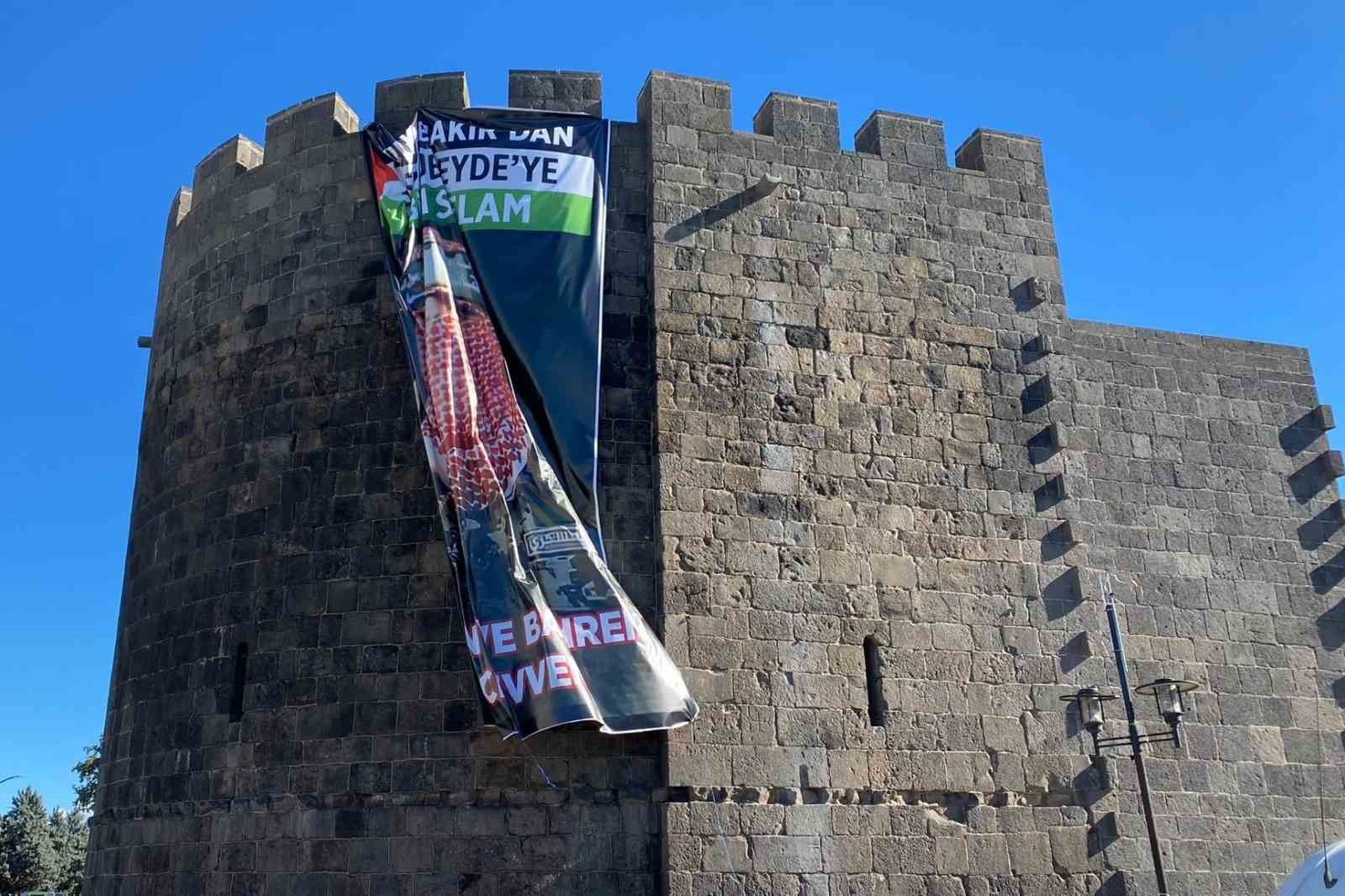 Tarihi Diyarbakır surlarına Ebu Ubeyde’nin dev posteri asıldı