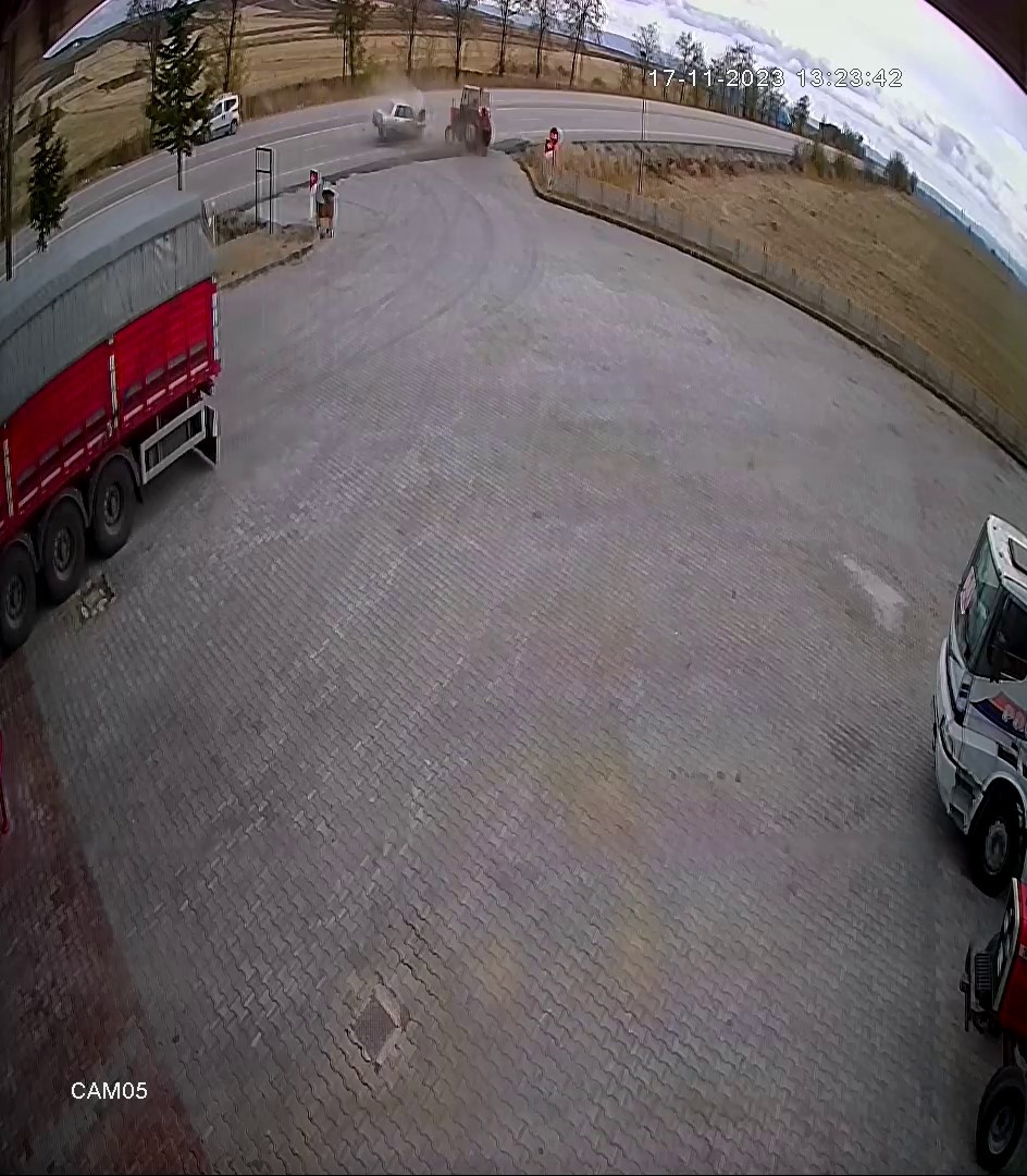 Çorum'daki trafik kazası güvenlik kamerasında